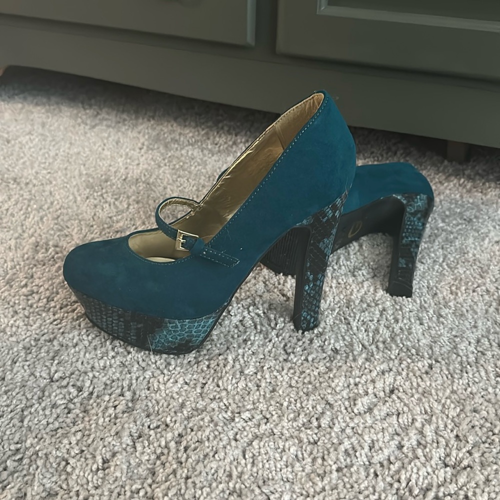 Guess snakeskin heels (teal) Size 5.5